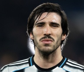 开云APP-记者：曼联想买左边卫 中场目标吉马良斯、托纳利不太会同时离队